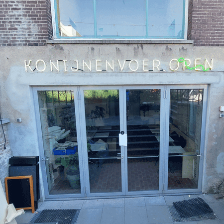 Neon lichtreclame voor Studio Konijnenvoer