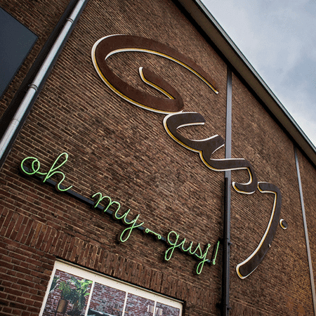 Neon lichtreclame voor Gusj Market