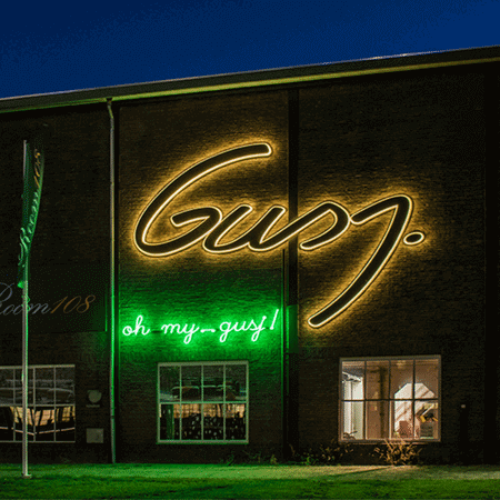 Neon lichtreclame voor Gusj Market