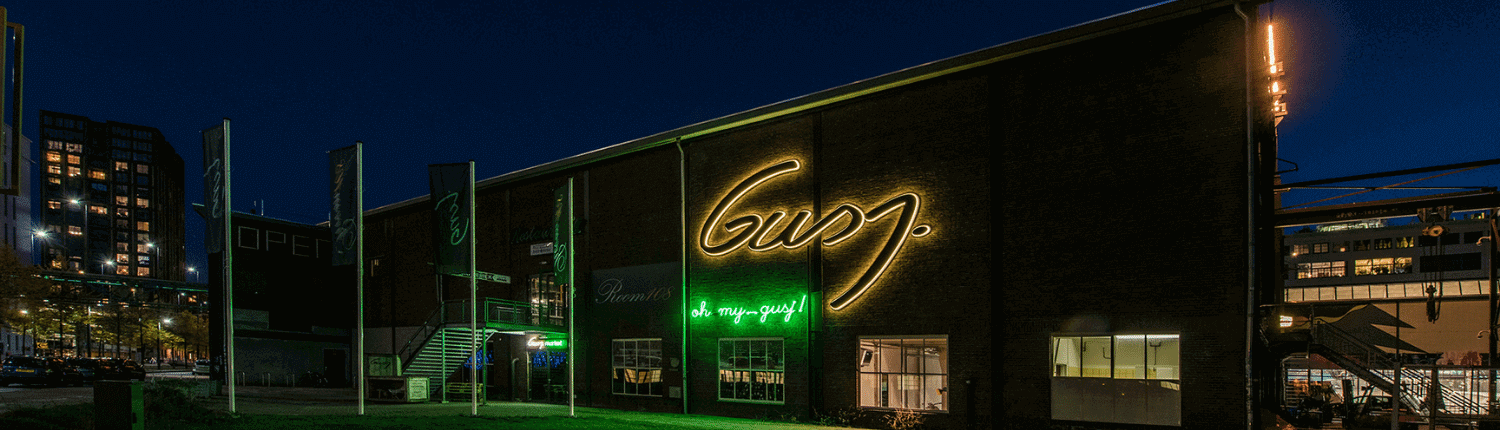 Neon lichtreclame voor Gusj Market