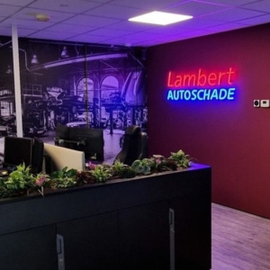 Neon lichtreclame voor Lambert Autoschade