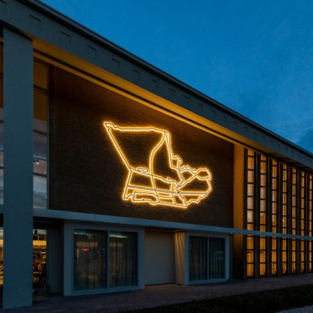 Led lichtreclame voor Dorpshuis Son en Breugel - Brouwers Reklame - detail vanaf links