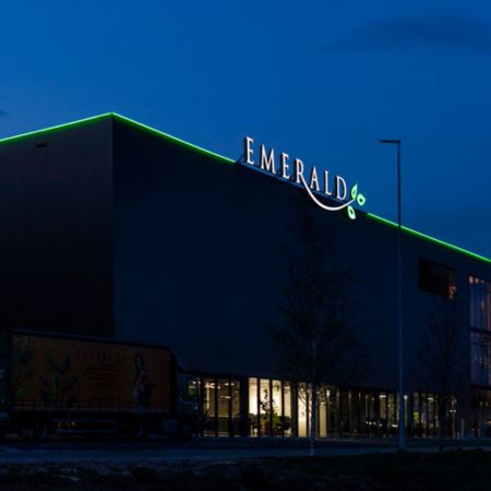 Led lichtreclame voor Emerald - Brouwers Reklame - aanzicht links