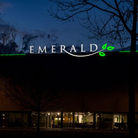 Led lichtreclame voor Emerald - Brouwers Reklame - aanzicht midden links