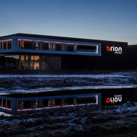 Led lichtreclame voor Orion Automotive - Brouwers Reklame - spiegeling in water