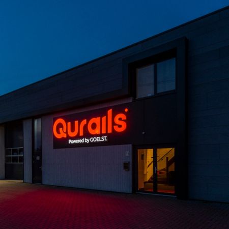 Led lichtreclame voor Qurails - Brouwers Reklame - zijaanzicht gevelreclame