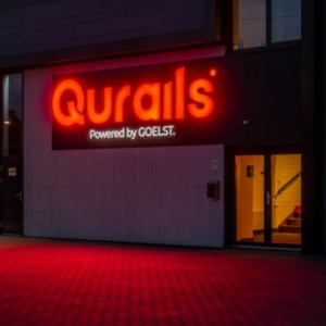 Led lichtreclame voor Qurails - gevelreclame ingezoomd
