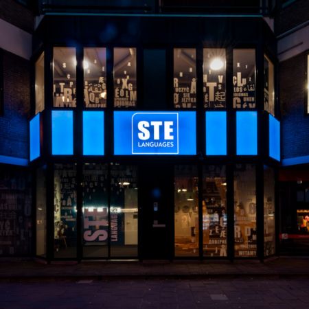 Led lichtreclame voor STE Languages - door - Brouwers Reklame