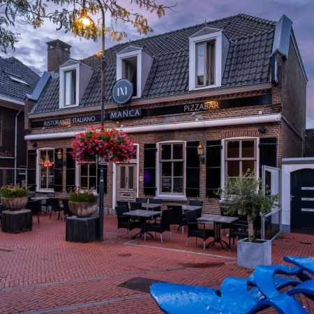 Signing en belettering voor MANCA Veldhoven Ristorante Italiano - Brouwers Reklame - gevel vanaf zijkant