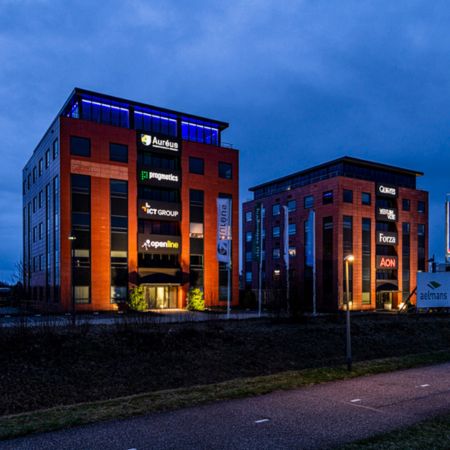 Led lichtreclames bedrijventerrein Maastricht-Airport - Brouwers Reklame - foto vanaf links