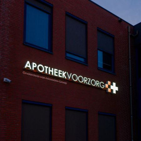 Led lichtreclame voor Apotheek Voorzorg - - Brouwers Reklame - close-up logo vanaf links