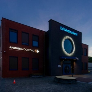 Led lichtreclame voor Apotheek Voorzorg - - Brouwers Reklame - pand frontaal