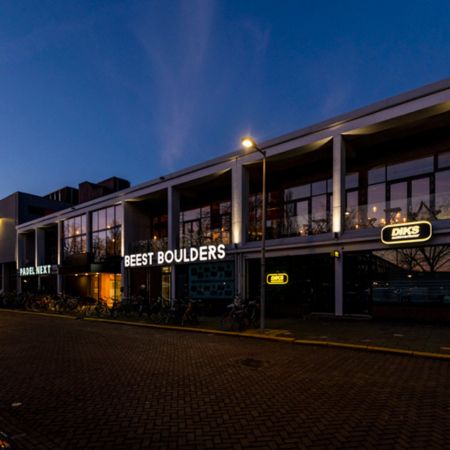 Led lichtreclame voor Beest Boulders - Brouwers Reklame - gevel vanaf rechts