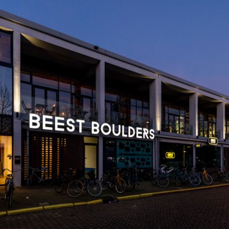 Led lichtreclame voor Beest Boulders - Brouwers Reklame - logo en gevel