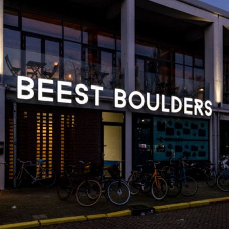 Led lichtreclame voor Beest Boulders - Brouwers Reklame - logo vanaf links