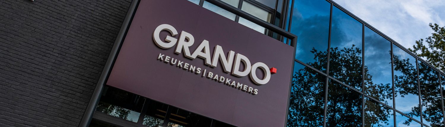 Led lichtreclame voor GRANDO Lelystad - Brouwers Reklame - close-up logo