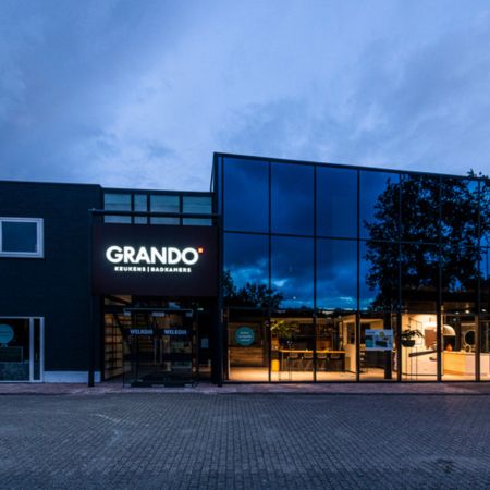 Led lichtreclame voor GRANDO Lelystad - Brouwers Reklame - voorzijde pand avond