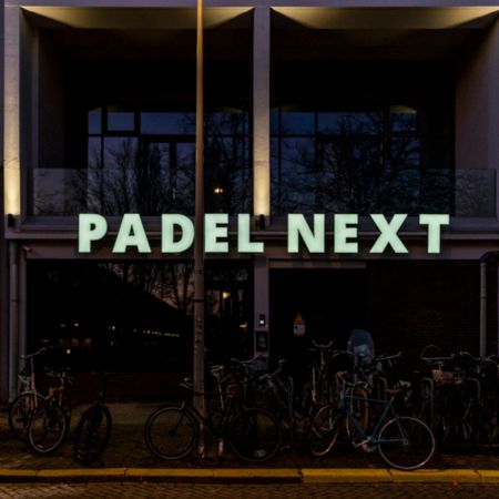 Led lichtreclame voor Padel Next - Brouwers Reklame - logo frontaal