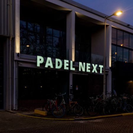Led lichtreclame voor Padel Next - Brouwers Reklame - logo vanaf onderen