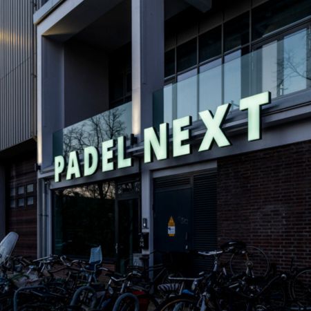 Led lichtreclame voor Padel Next - Brouwers Reklame - logo vanaf rechts