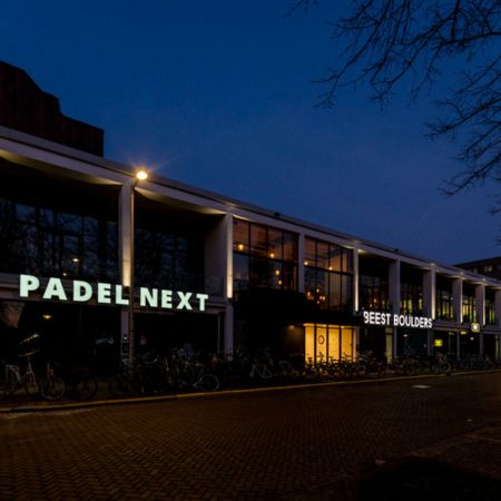 Led lichtreclame voor Padel Next - Brouwers Reklame - zijaanzicht gevel