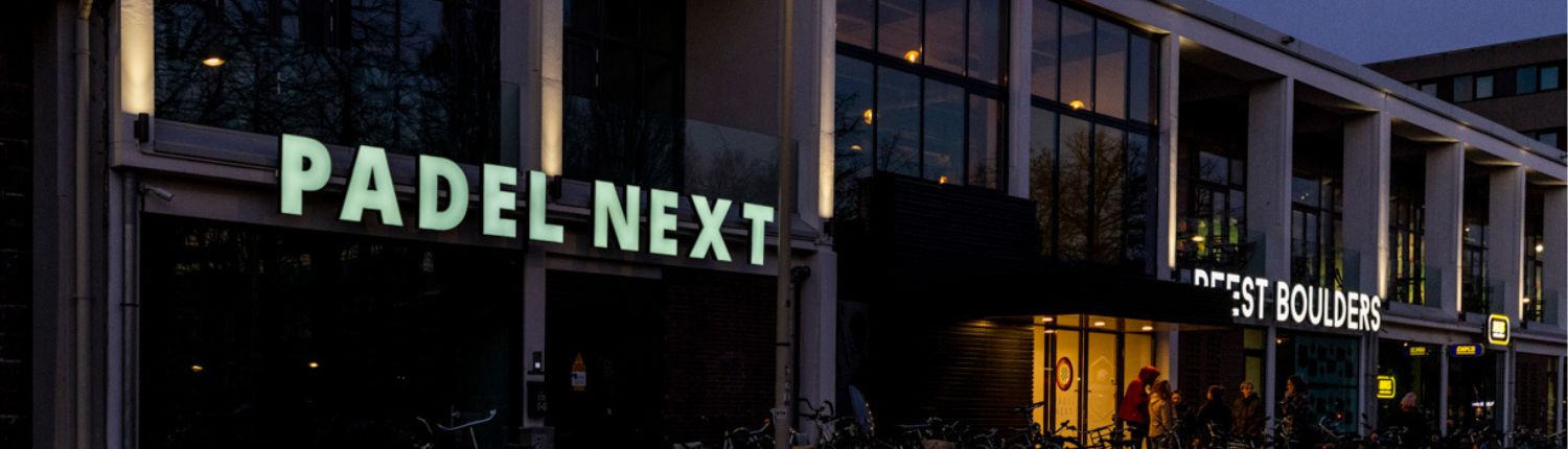 Led lichtreclame voor PadelNext - Brouwers Reklame - aanzicht gevel vanaf links