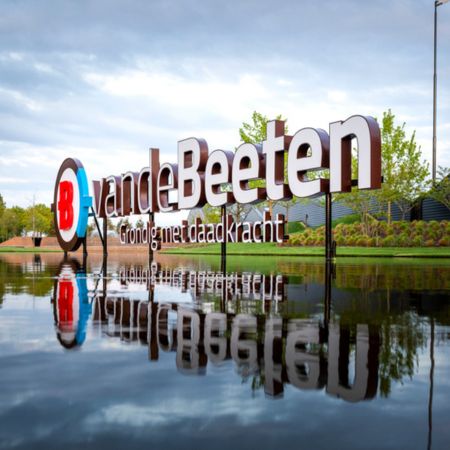 Led lichtreclame voor Van de Beeten - Brouwers Reklame - close-up logo overdag