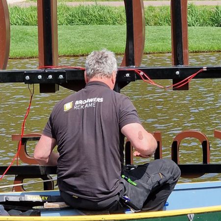 Led lichtreclame voor Van de Beeten - Brouwers Reklame - close-up vanuit bootje