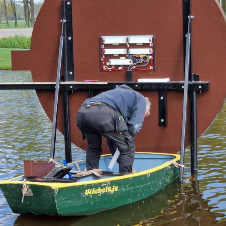 Led lichtreclame voor Van de Beeten - Brouwers Reklame - montage vanuit bootje