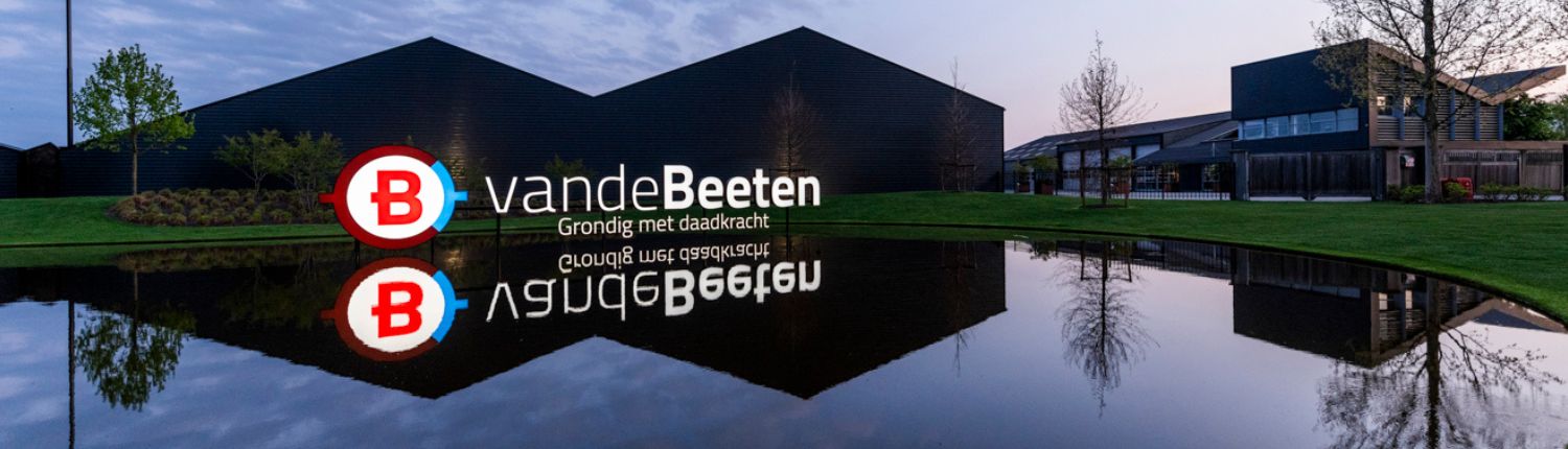 Led lichtreclame voor Van de Beeten - Brouwers Reklame - spiegeling in water