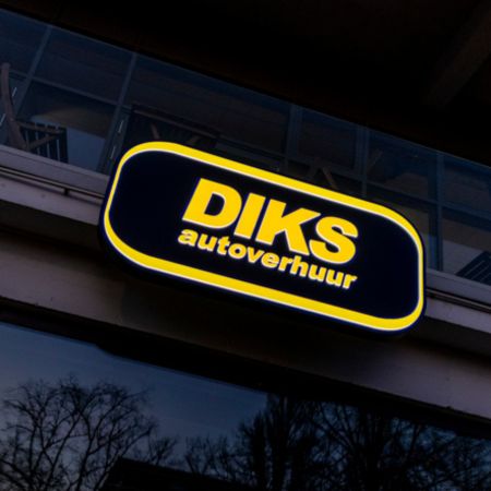 Lichtbak voor Diks Autoverhuur - Brouwers Reklame - close-up logo
