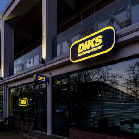 Lichtbak voor Diks Autoverhuur - Brouwers Reklame - logo vanaf rechts